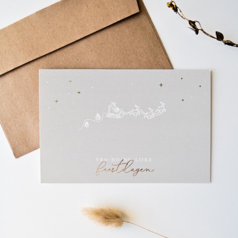 Kerstkaart met slee, sterren en goudfolie